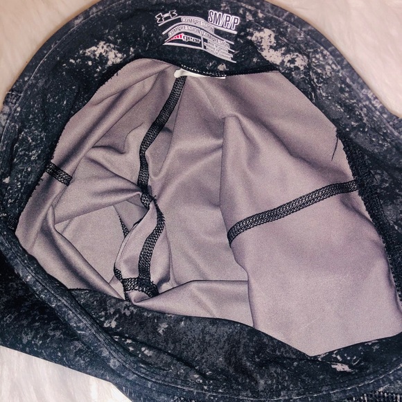 SOLD - Under Armour Womens Black Patterned Crop - Picture 4 of 7